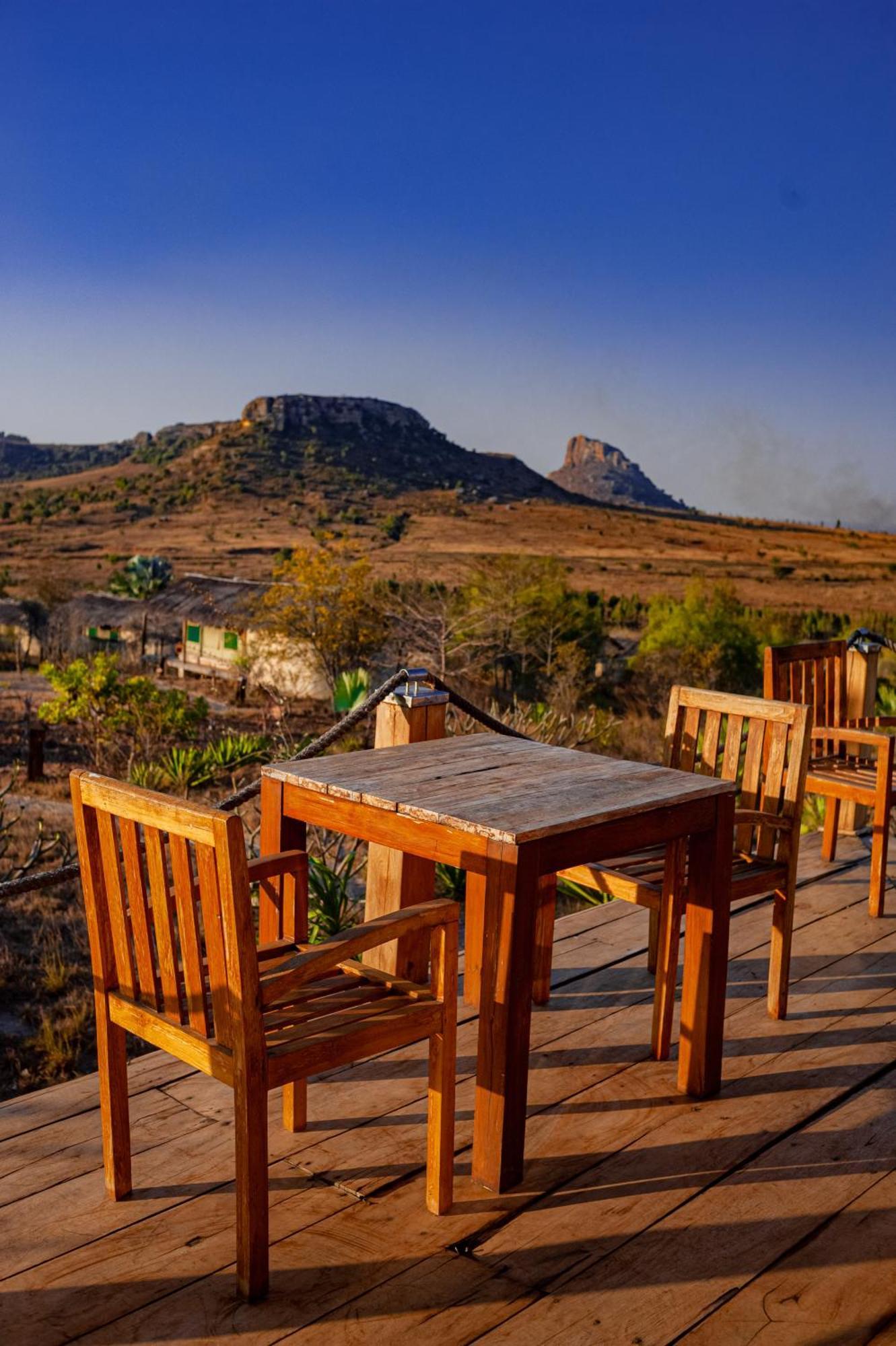 Satrana Lodge Ranohira Exterior foto