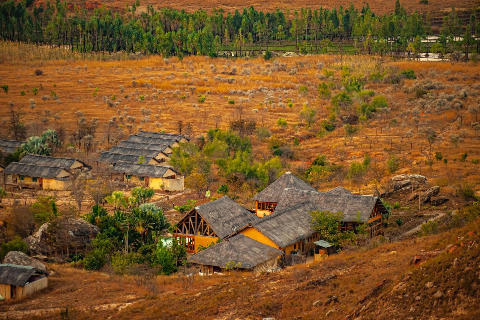 Satrana Lodge Ranohira Exterior foto