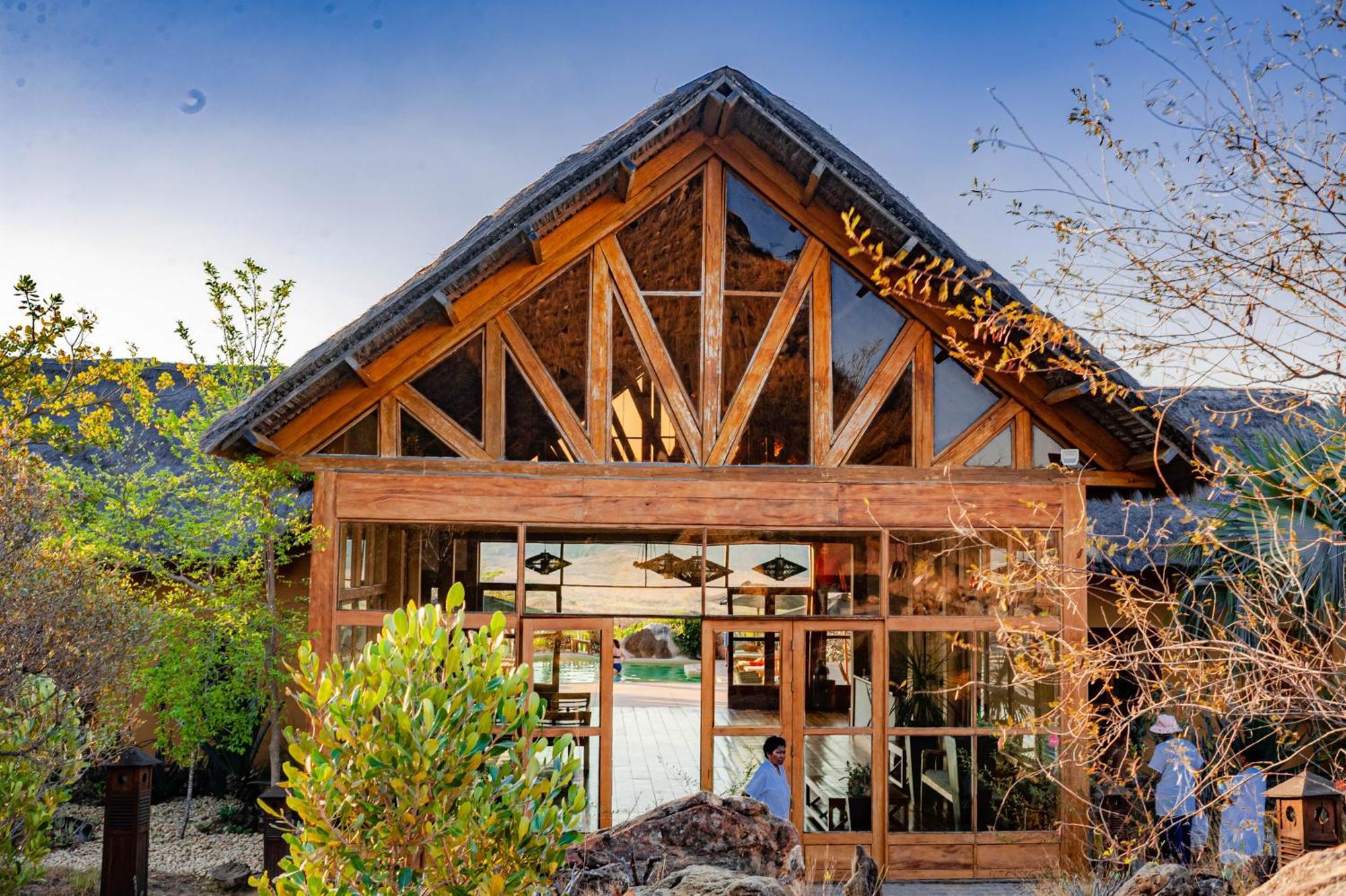 Satrana Lodge Ranohira Exterior foto